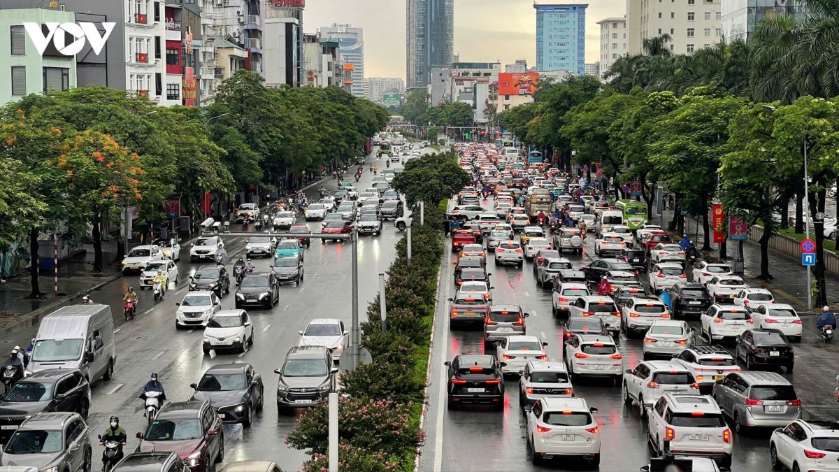 cây gãy đổ, giao thông ùn ứ nhiều khu vực ở hà nội sau trận mưa lớn hình ảnh 6 cay gay do, giao thong un u nhieu khu vuc o ha noi sau tran mua lon hinh anh 6