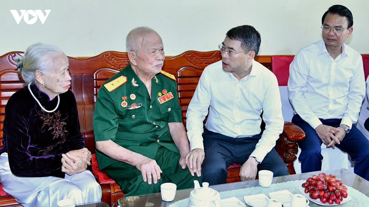 thủ tướng lê minh hưng dâng hương tri ân các anh hùng liệt sĩ tại Điện biên phủ hình ảnh 4 thu tuong le minh hung dang huong tri an cac anh hung liet si tai Dien bien phu hinh anh 4