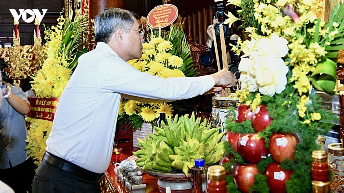 thủ tướng lê minh hưng dâng hương tri ân các anh hùng liệt sĩ tại Điện biên phủ hình ảnh 2 thu tuong le minh hung dang huong tri an cac anh hung liet si tai Dien bien phu hinh anh 2