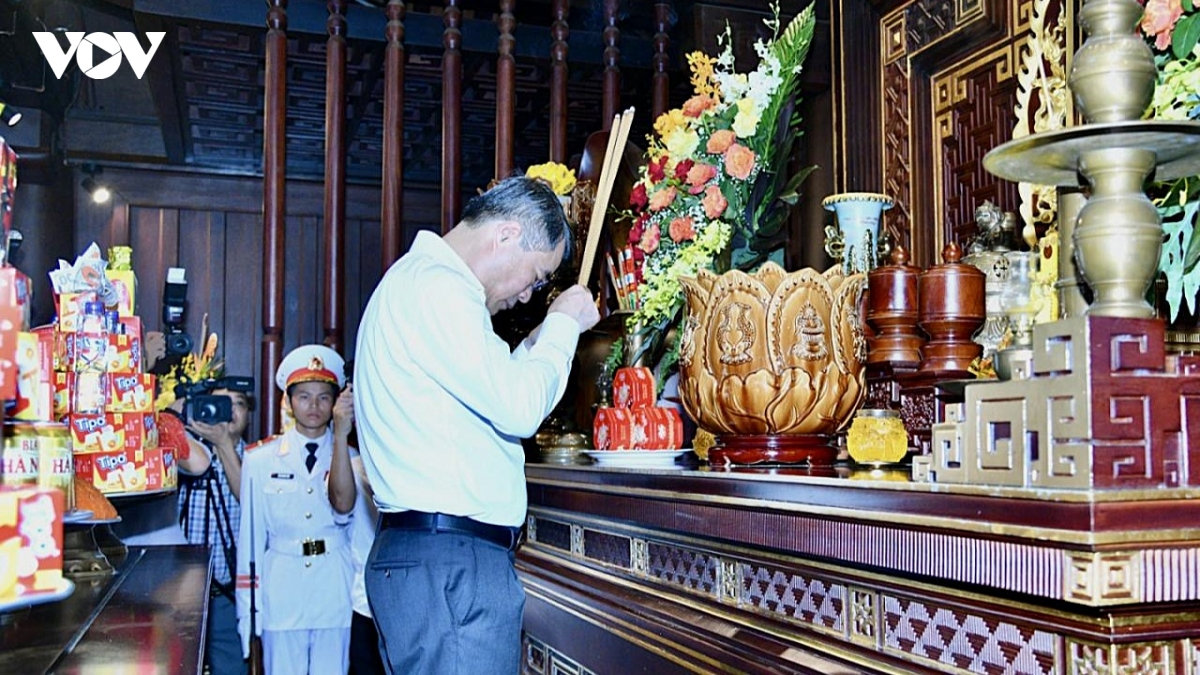 thủ tướng lê minh hưng dâng hương tri ân các anh hùng liệt sĩ tại Điện biên phủ hình ảnh 3 thu tuong le minh hung dang huong tri an cac anh hung liet si tai Dien bien phu hinh anh 3