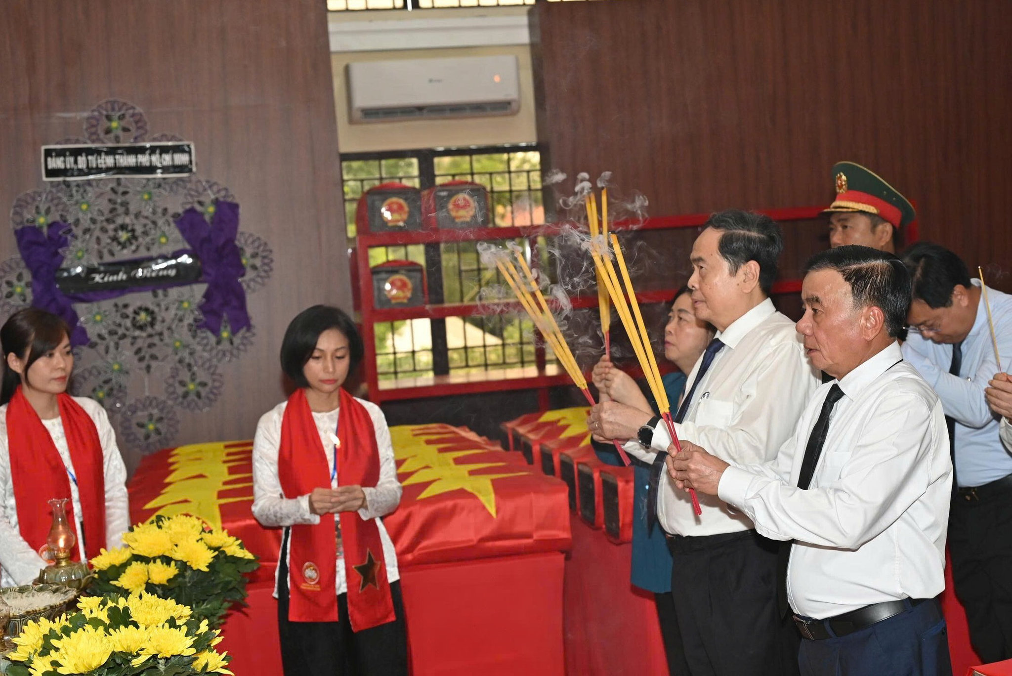 Chủ tịch Quốc hội Trần Thanh Mẫn, Thường trực Ban Bí thư Trần Cẩm Tú và các đại biểu dâng hương tại Nhà quàn hài cốt liệt sĩ tại công viên Lê Thị Riêng. (Ảnh: Lương Ý)