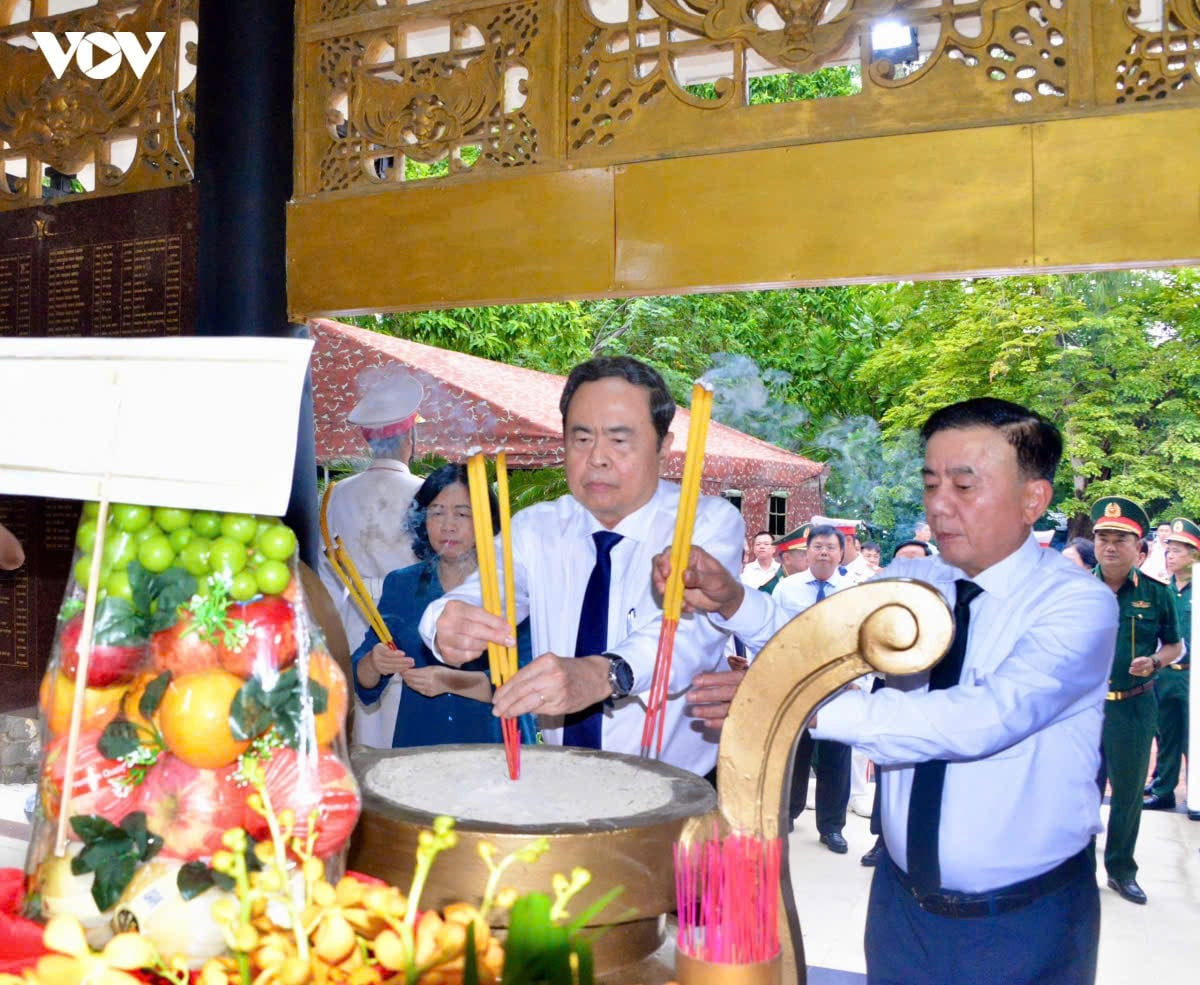 Đoàn công tác dâng hương, dâng hoa tri ân các anh hùng, liệt sĩ tại công viên Lê Thị Riêng. (Ảnh: VOV)
