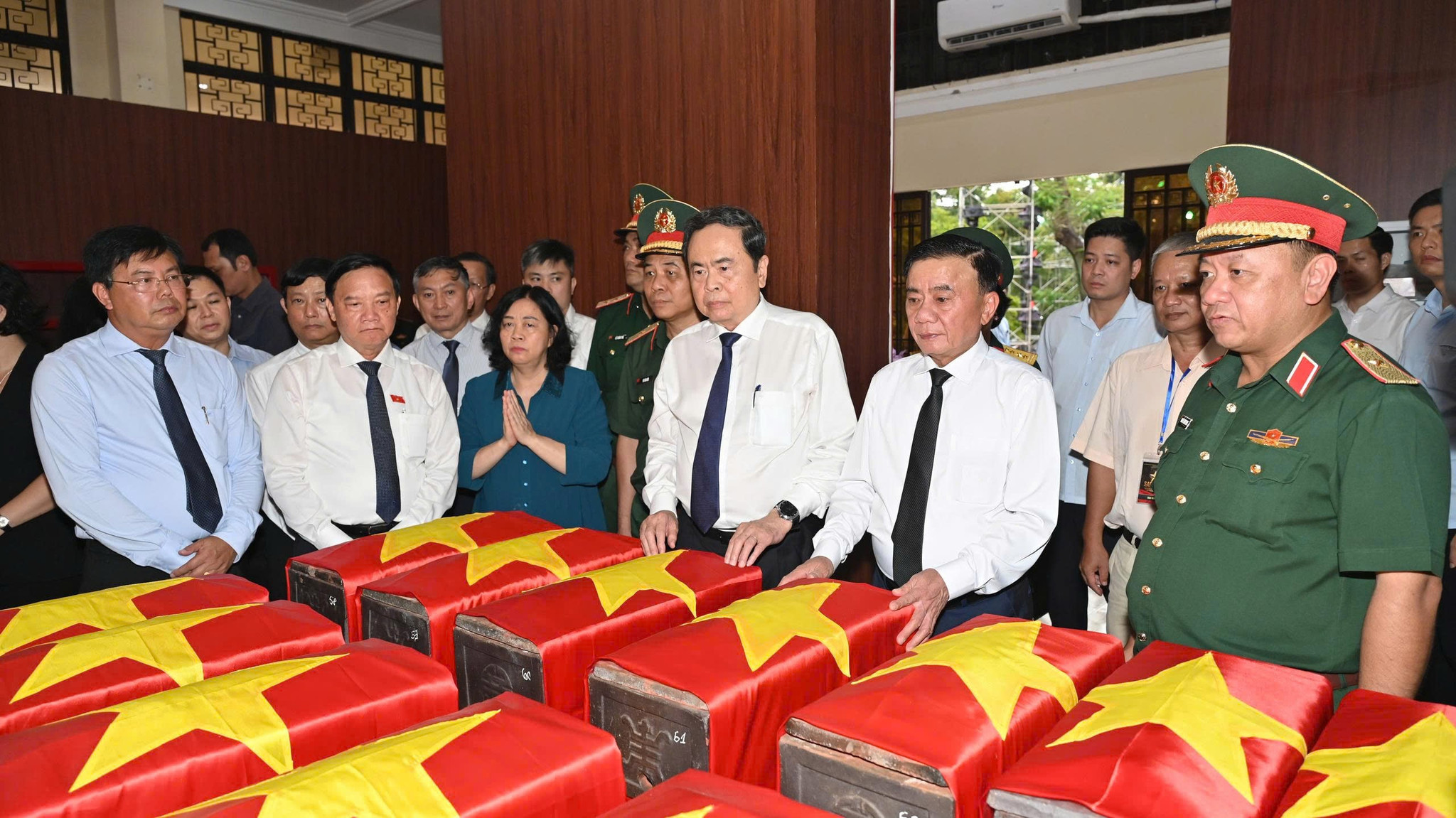 Chủ tịch Quốc hội Trần Thanh Mẫn và đoàn công tác đến viếng nhà quàn hài cốt các liệt sĩ được tìm thấy tại công viên Lê Thị Riêng. (Ảnh: Lương Ý)
