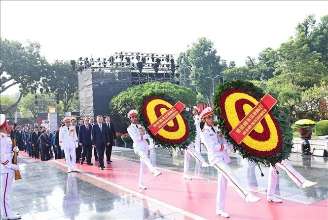 lanh dao Dang, nha nuoc dang huong tuong niem cac anh hung liet si hinh anh 1