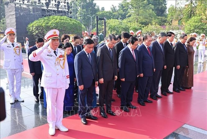 lanh dao Dang, nha nuoc dang huong tuong niem cac anh hung liet si hinh anh 4