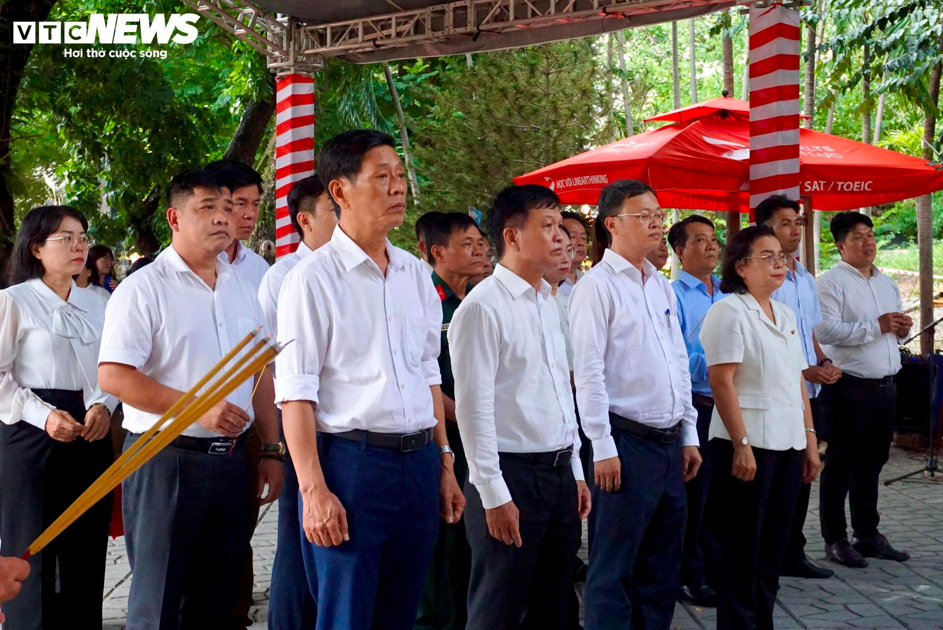 Dòng người đến Công viên Lê Thị Riêng tưởng niệm, tri ân các Anh hùng liệt sĩ - 8