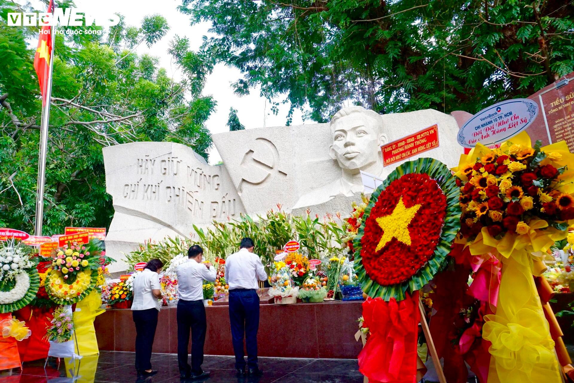 Dòng người đến Công viên Lê Thị Riêng tưởng niệm, tri ân các Anh hùng liệt sĩ - 10
