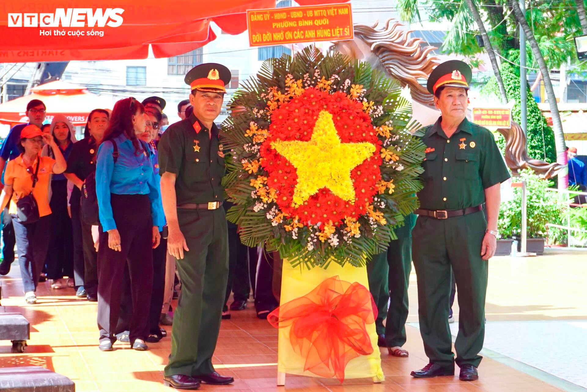 Dòng người đến Công viên Lê Thị Riêng tưởng niệm, tri ân các Anh hùng liệt sĩ - 4