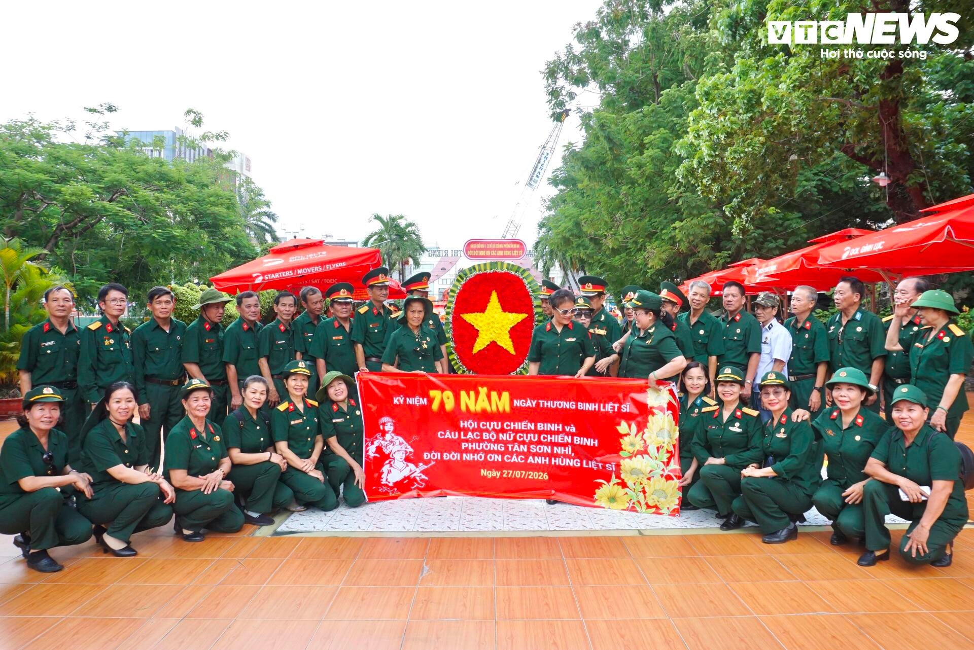 Dòng người đến Công viên Lê Thị Riêng tưởng niệm, tri ân các Anh hùng liệt sĩ - 5