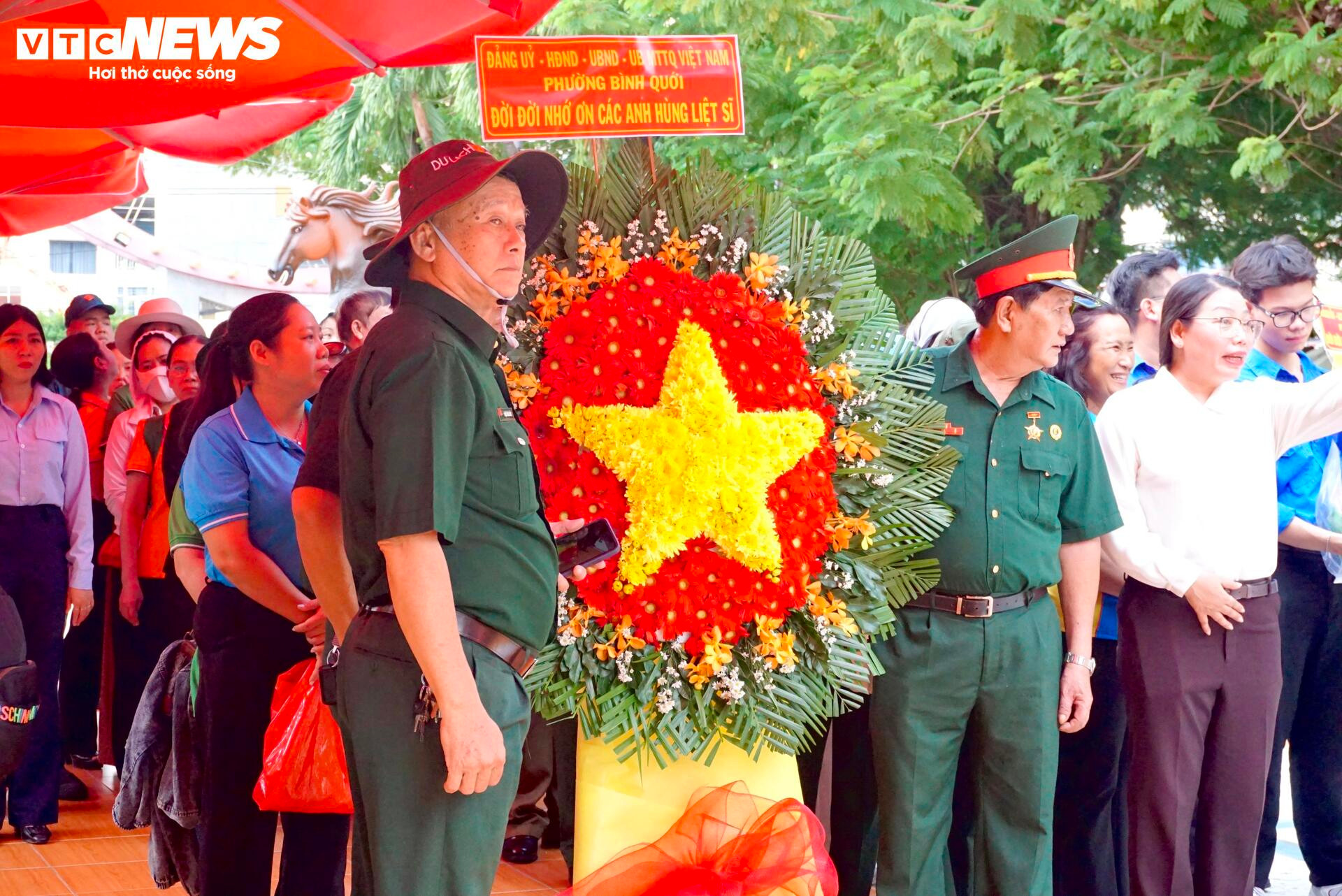 Dòng người đến Công viên Lê Thị Riêng tưởng niệm, tri ân các Anh hùng liệt sĩ - 2
