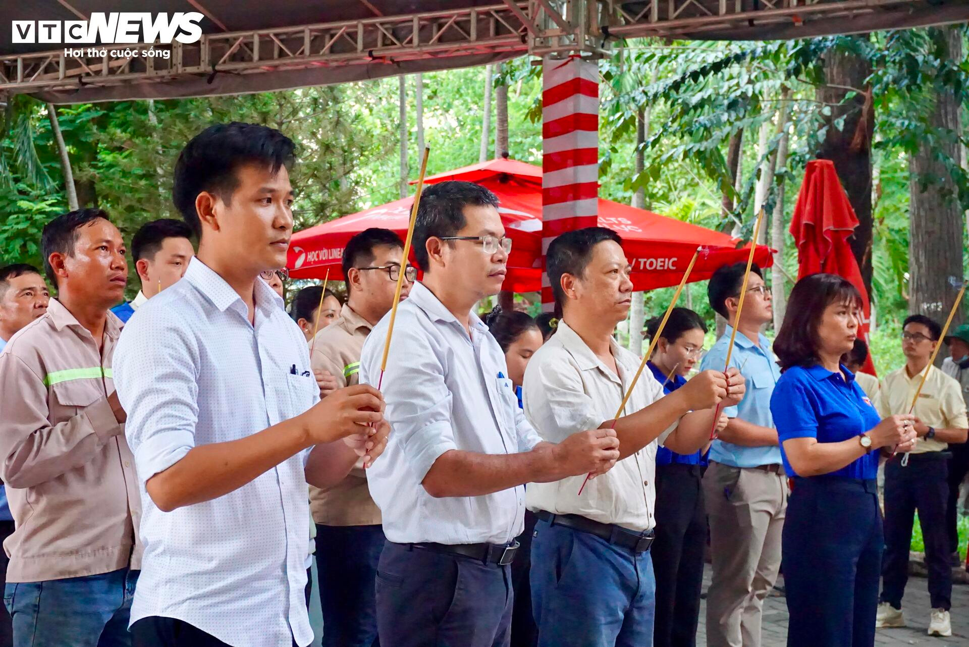 Dòng người đến Công viên Lê Thị Riêng tưởng niệm, tri ân các Anh hùng liệt sĩ - 9
