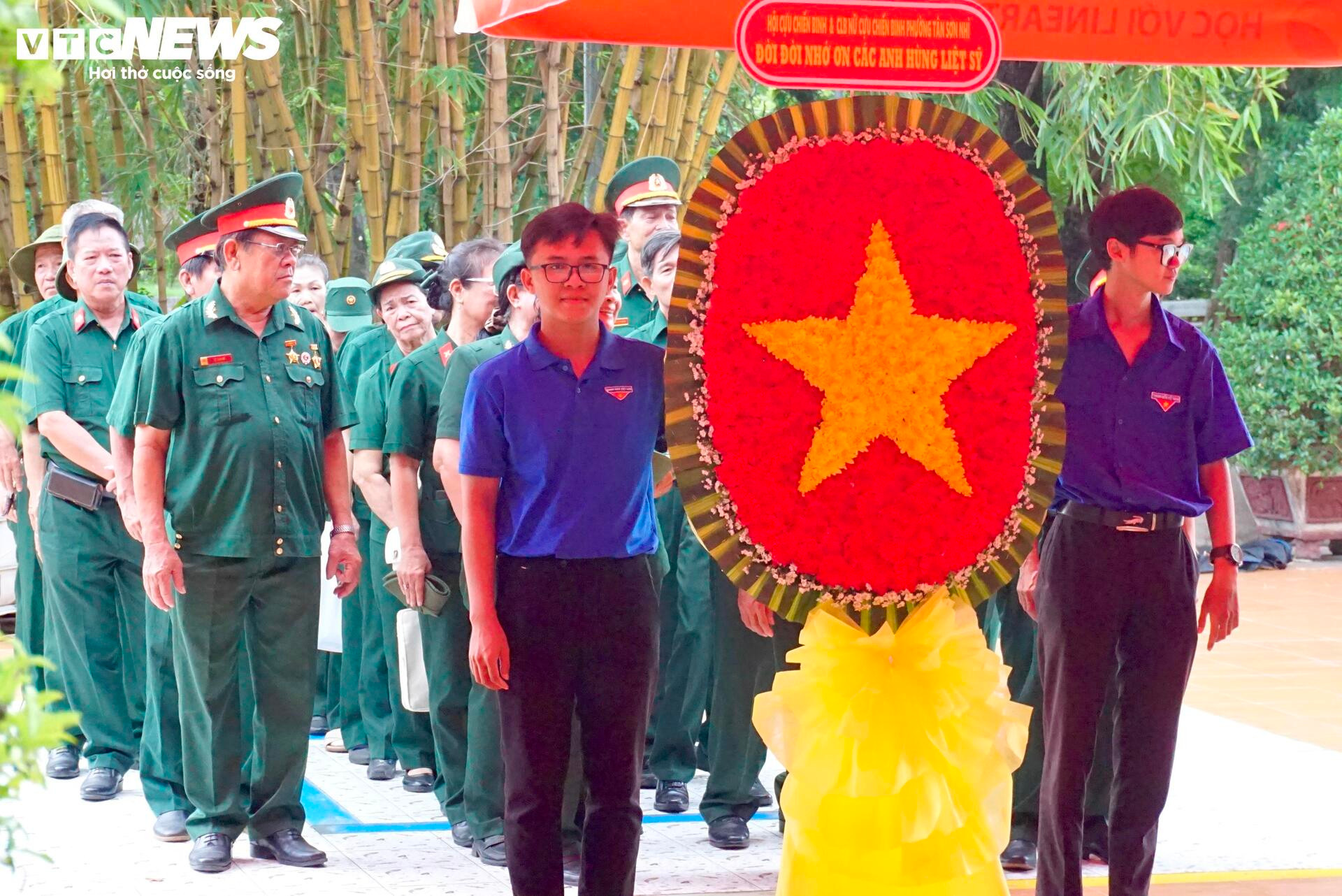 Dòng người đến Công viên Lê Thị Riêng tưởng niệm, tri ân các Anh hùng liệt sĩ - 3