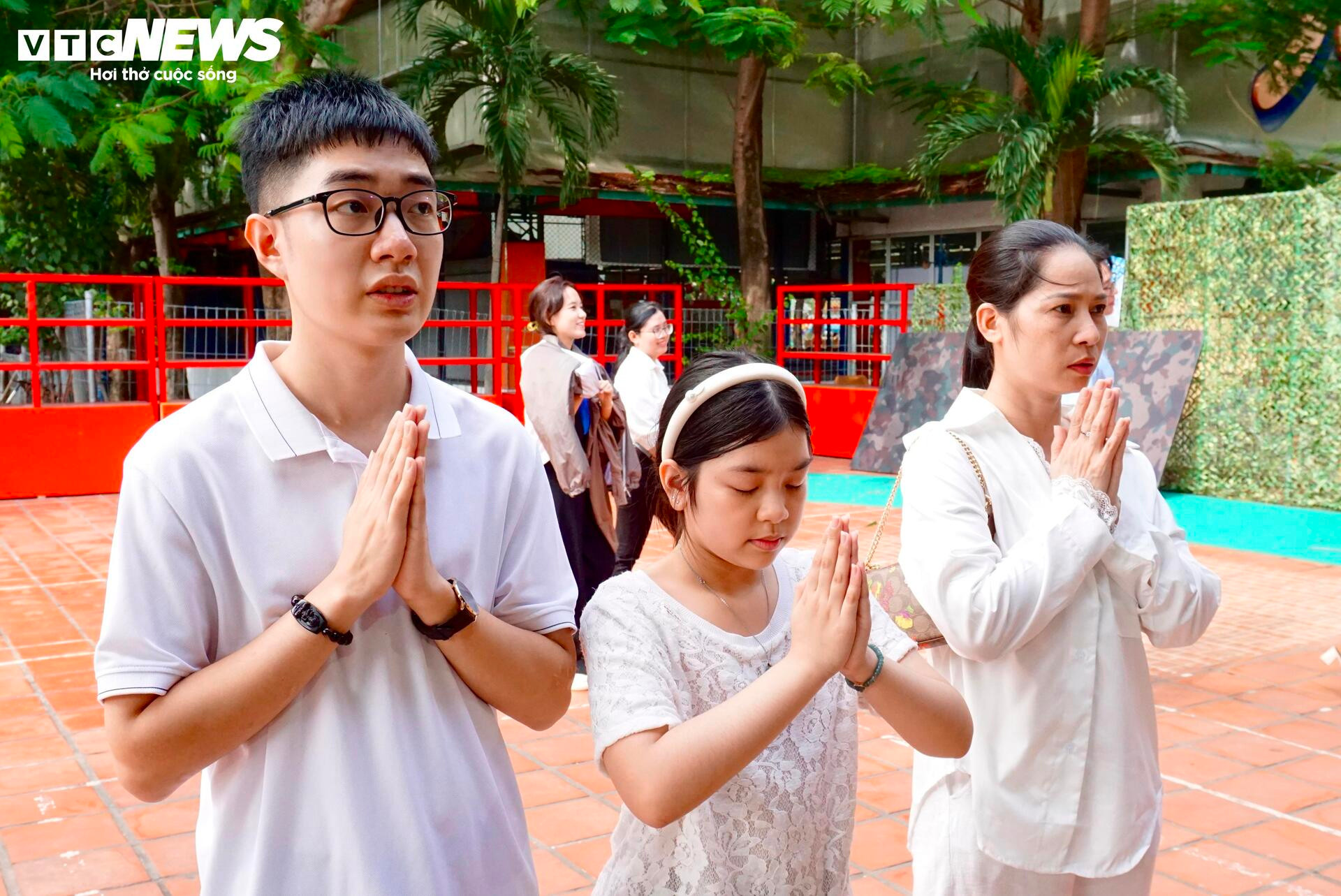 Dòng người đến Công viên Lê Thị Riêng tưởng niệm, tri ân các Anh hùng liệt sĩ - 13