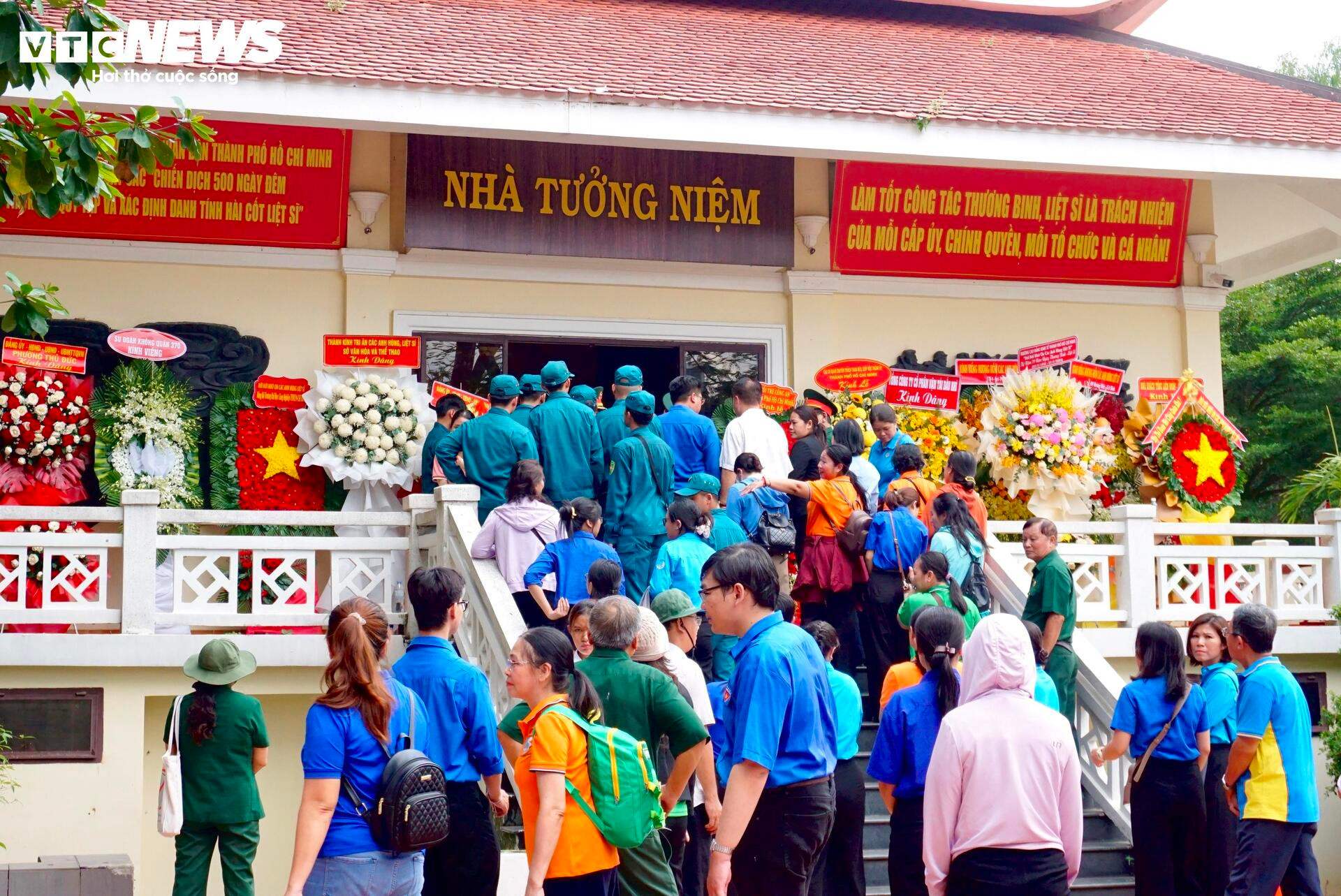 Dòng người đến Công viên Lê Thị Riêng tưởng niệm, tri ân các Anh hùng liệt sĩ - 11