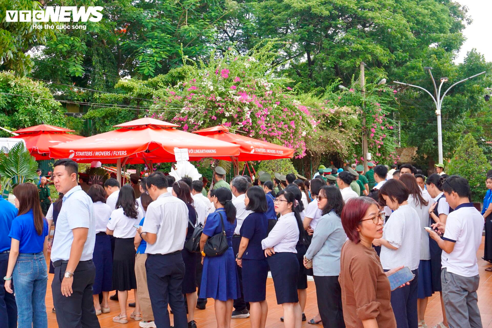 Dòng người đến Công viên Lê Thị Riêng tưởng niệm, tri ân các Anh hùng liệt sĩ - 14