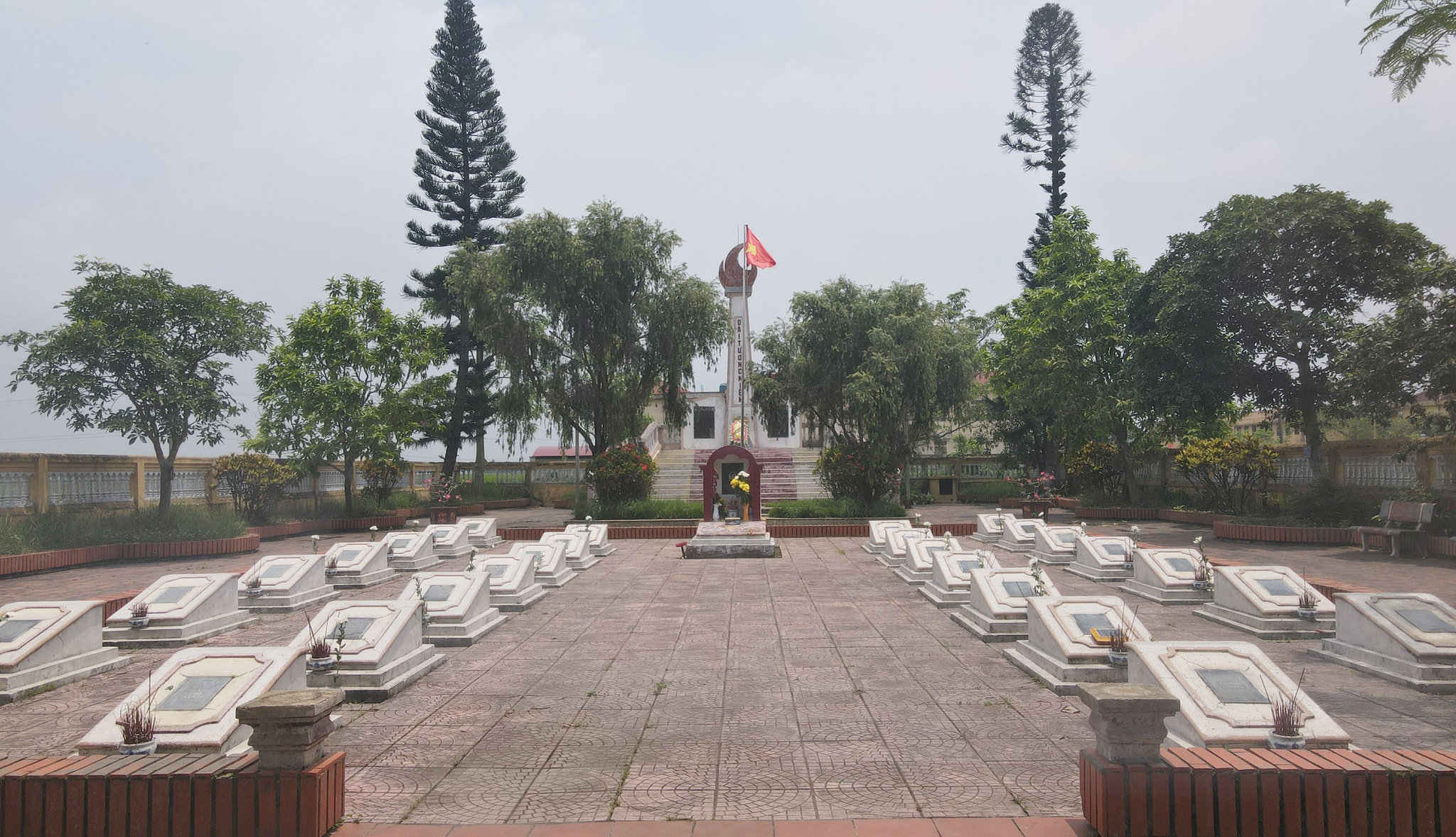 Mộ cô giáo, liệt sỹ Bùi Thị Thanh Xuân được đặt ở giữa, hai bên là 4 hàng dọc - phần mộ của 30 học sinh.