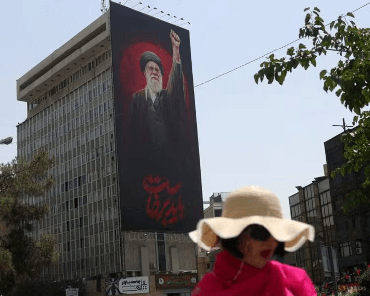 Biển quảng cáo có hình ảnh cố Lãnh tụ Tối cao Iran Ali Khamenei trên con phố ở Tehran. (Ảnh: Reuters)