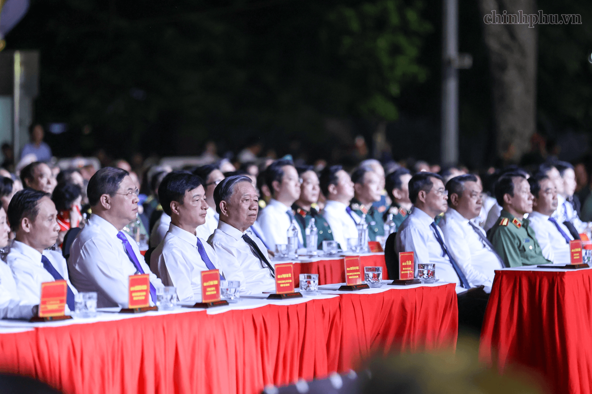 Cầu truyền hình Sao sáng dẫn đường do Đài Truyền hình Việt Nam tổ chức nhân 79 năm Ngày Thương binh - Liệt sĩ, diễn ra tối 26/7 tại bốn điểm cầu: Nhà bia tưởng niệm các anh hùng liệt sĩ xã Thanh Thủy (Tuyên Quang), Tượng đài Bắc Sơn (Hà Nội), Nghĩa trang liệt sĩ quốc gia Đường 9 (Quảng Trị), Công viên Lê Thị Riêng (TP.HCM). (Ảnh: VGP)