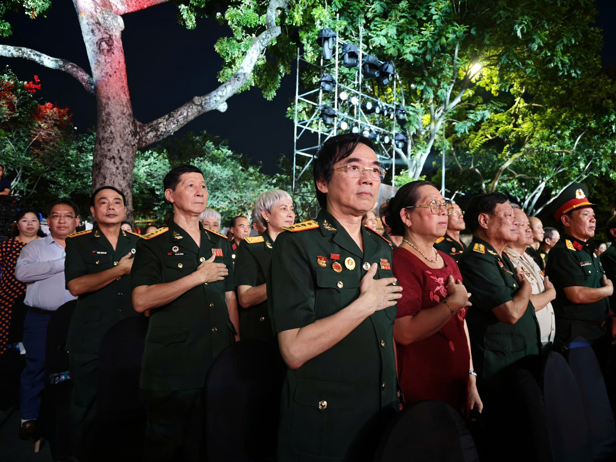 Cầu truyền hình Sao sáng dẫn đường khắc họa hành trình tri ân các anh hùng liệt sĩ đã hy sinh vì Tổ quốc, đồng thời tôn vinh những lực lượng đang ngày đêm thực hiện nhiệm vụ tìm kiếm, quy tập và xác định danh tính hài cốt các liệt sĩ.