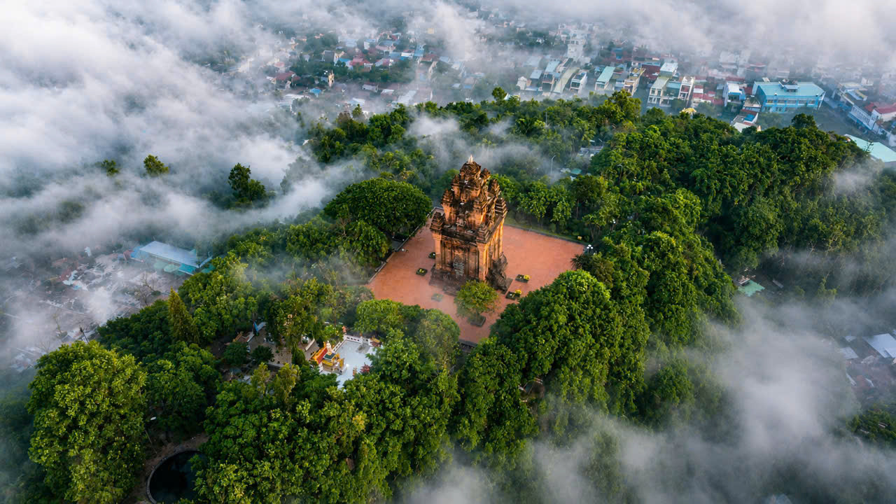 Di tích quốc gia đặc biệt Tháp Nhạn.