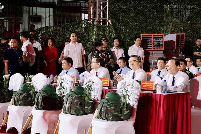Các Ủy viên Bộ Chính trị: Trịnh Văn Quyết, Trưởng Ban Tuyên giáo và Dân vận Trung ương; Nguyễn Thanh Nghị, Trưởng ban Chính sách, chiến lược Trung ương; Đoàn Minh Huấn, Giám đốc Học viện Chính trị quốc gia Hồ Chí Minh, Phó Chủ tịch Thường trực Hội đồng lý luận Trung ương; và nguyên Phó Thủ tướng Nguyễn Chí Dũng dự chương trình tại điểm cầu Nhà bia liệt sĩ Thanh Thủy (Tuyên Quang) - Ảnh: VGP/Thu Sa