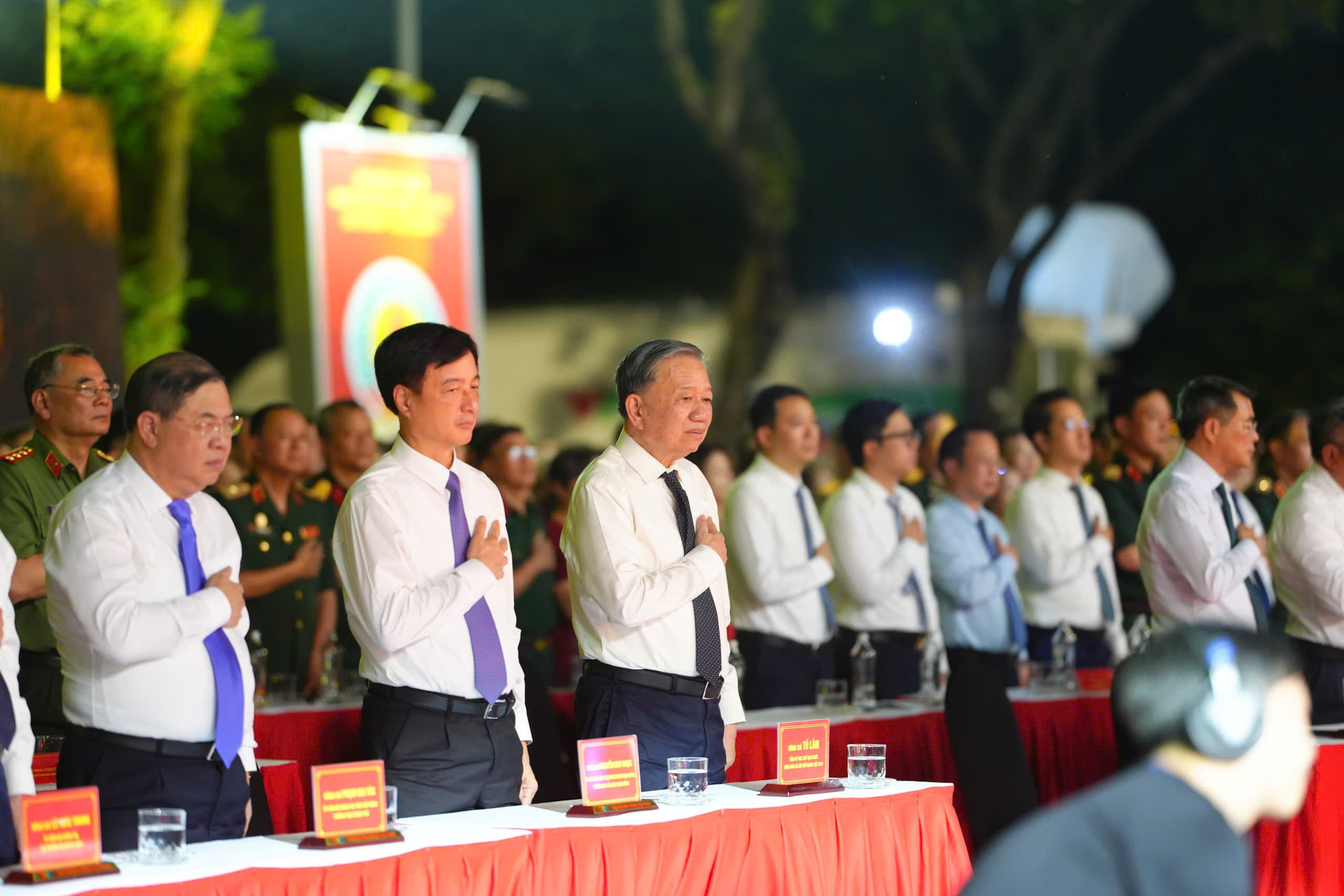 Tổng Bí thư, Chủ tịch nước Tô Lâm, Thủ tướng Lê Minh Hưng và các lãnh đạo, nguyên lãnh đạo Đảng, Nhà nước thực hiện nghi thức tri ân các anh hùng, liệt sĩ.