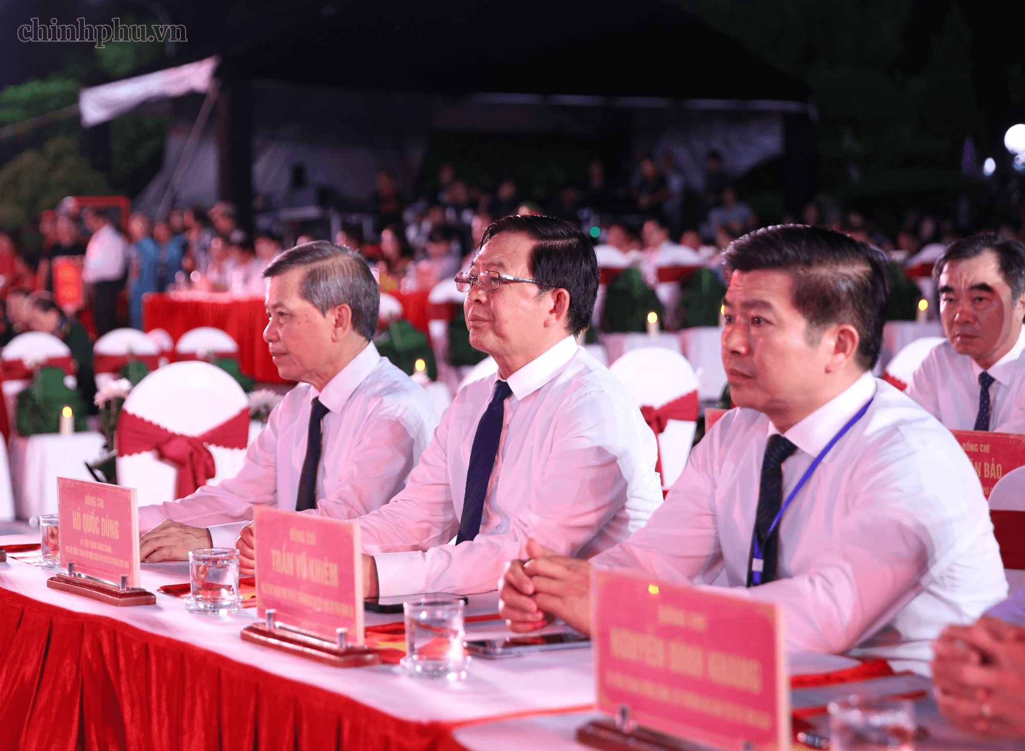 Ủy viên Bộ Chính trị, Trưởng Ban Nội chính Trung ương Lê Minh Trí; Phó Thủ tướng Chính phủ Hồ Quốc Dũng dự chương trình tại điểm cầu Nghĩa trang Liệt sĩ Quốc gia Đường 9 (Quảng Trị) - Ảnh: VGP/Nguyễn Hoàng