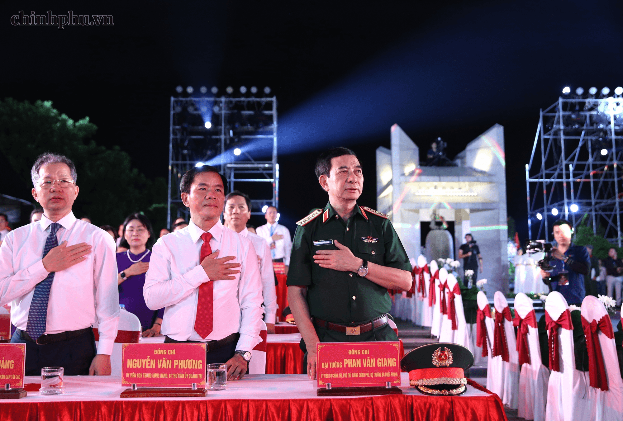 Phó Thủ tướng Chính phủ, Bộ trưởng Bộ Quốc phòng Phan Văn Giang và các lãnh đạo Đảng, Nhà nước dự chương trình tại điểm cầu Nghĩa trang Liệt sĩ Quốc gia Đường 9 (Quảng Trị) - Ảnh: VGP/Nguyễn Hoàng