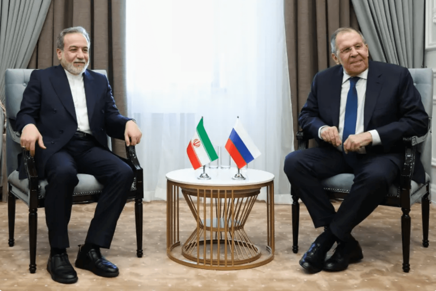Ngoại trưởng Nga Sergey Lavrov (phải) và người đồng cấp Iran, Abbas Araghchi, gặp nhau trong cuộc họp SCO tại Kyrgyzstan vào ngày 24/7.