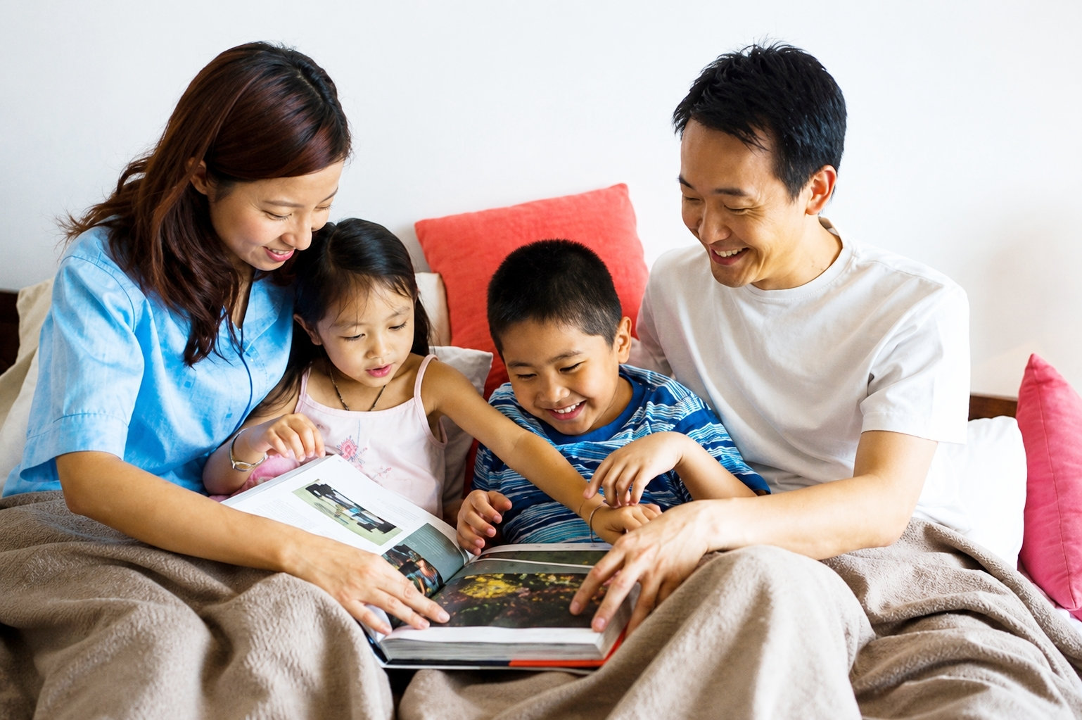 Bộ Y tế đề xuất tôn vinh các gia đình sinh đủ hai con tại 10 tỉnh, thành có mức sinh thấp. (Ảnh minh hoạ)