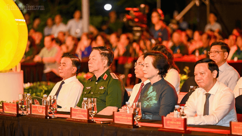 Các Ủy viên Bộ Chính trị: Thường trực Ban Bí thư Trần Cẩm Tú, Chủ nhiệm Tổng cục Chính trị Quân đội nhân dân Việt Nam Nguyễn Trọng Nghĩa; nguyên Ủy viên Bộ Chính trị, nguyên Bí thư Thành ủy TPHCM Nguyễn Văn Nên; Bí thư Trung ương Đảng, Phó Thủ tướng Chính phủ Phạm Thị Thanh Trà, Phó Chủ tịch Quốc hội Nguyễn Khắc Định dự chương trình tại điểm cầu Công viên Lê Thị Riêng (TPHCM) - Ảnh: VGP/Nhật Bắc
