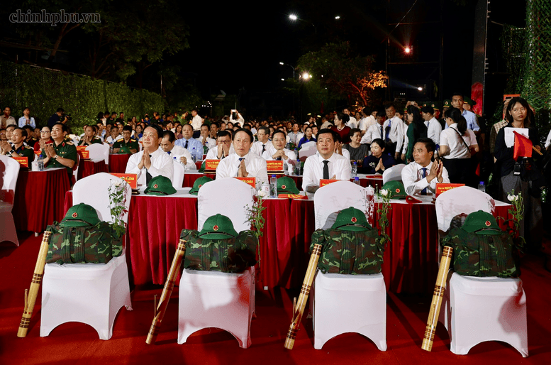 Các đồng chí Ủy viên Trung ương Đảng: Lê Tiến Châu, Phó Thủ tướng; Nguyễn Doãn Anh, Phó Chủ tịch Quốc hội; Nguyễn Hồng Diên, Phó Chủ tịch Quốc hội; Hầu A Lềnh, Bí thư Tỉnh ủy Tuyên Quang dự chương trình tại điểm cầu Nhà bia liệt sĩ Thanh Thủy (Tuyên Quang) - Ảnh: VGP/Thu Sa