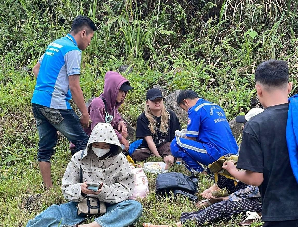 tinh hinh suc khoe cua nan nhan vu xe khach lao vao vach nui o deo khanh le hinh anh 2