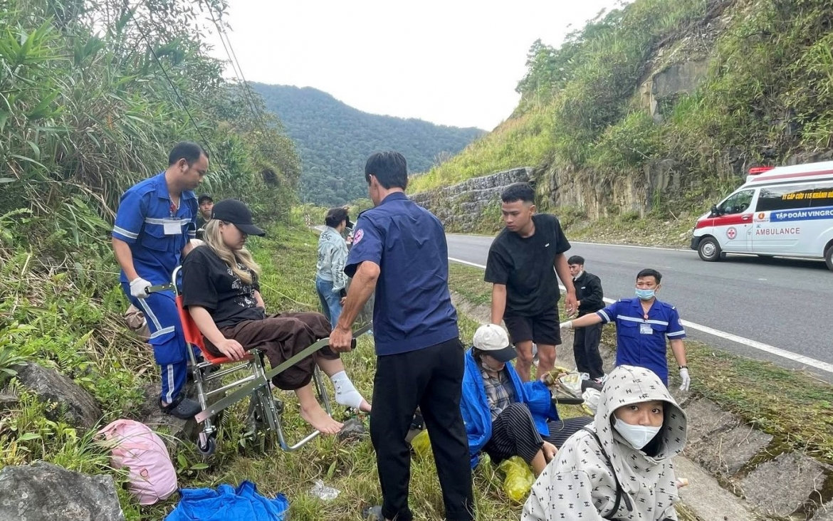 tinh hinh suc khoe cua nan nhan vu xe khach lao vao vach nui o deo khanh le hinh anh 3