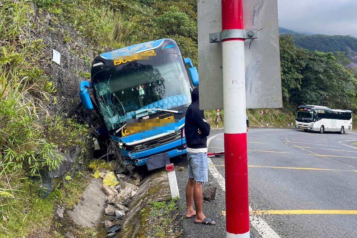 O to khach tong vao vach nui tren deo khanh le, hanh khach hoang loan hinh anh 1
