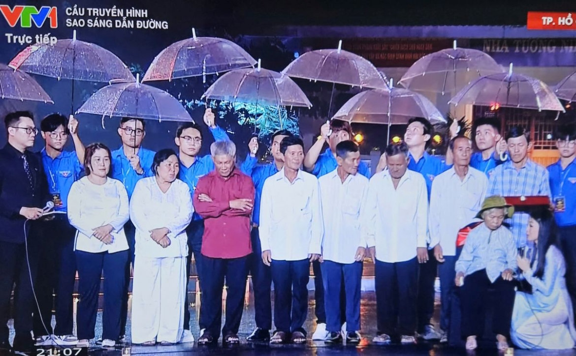 trao di vật của liệt sĩ huỳnh văn quên cho gia đình hình ảnh 2 trao di vat cua liet si huynh van quen cho gia dinh hinh anh 2