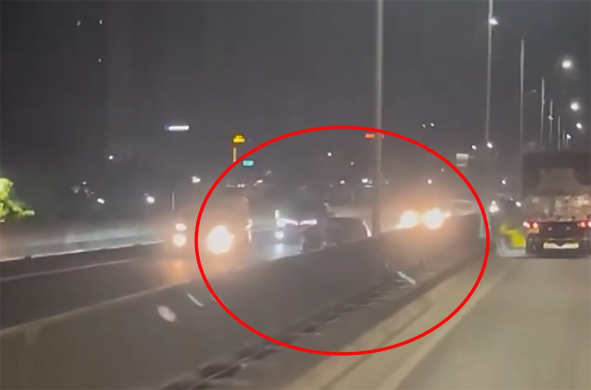 xe máy đi ngược chiều trên vành đai 3 trên cao đâm trực diện vào ô tô hình ảnh 1 xe may di nguoc chieu tren vanh dai 3 tren cao dam truc dien vao o to hinh anh 1
