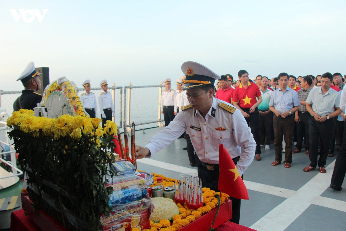 vong tron bat tu giua bien troi to quoc hinh anh 5
