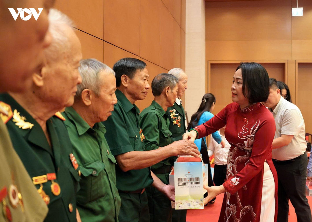 pho chu tich quoc hoi nguyen thi thanh gap mat nguoi co cong tieu bieu hinh anh 5
