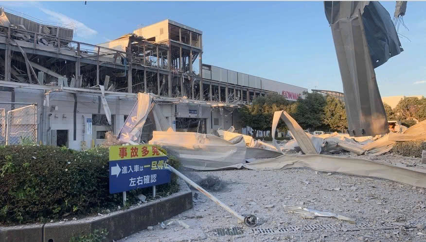 Trung tâm thương mại Aeon Mall ở thị trấn Kashima bị hư hại nặng nề sau tiếng nổ lớn. (Ảnh: Chính quyền thị trấn Kashima)