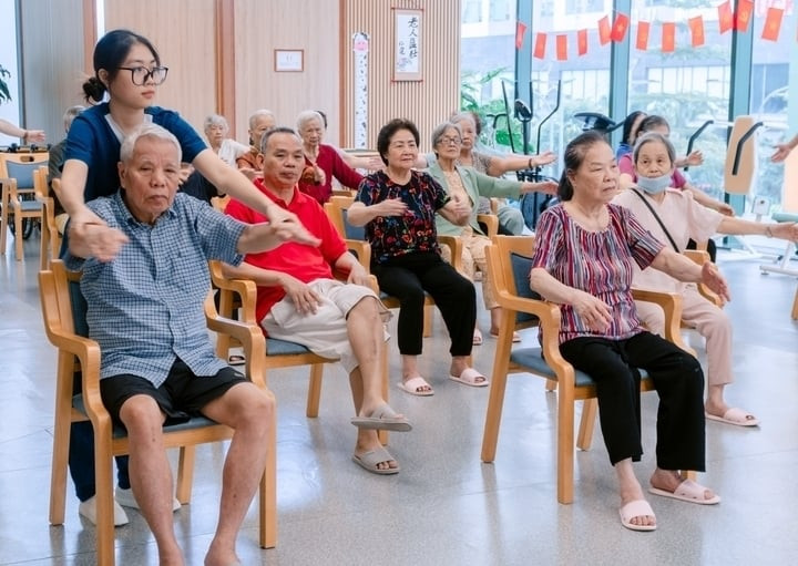 Hoạt động tập luyện của các ông bà tại trung tâm dưỡng lão bán trú. (Ảnh minh hoạ)