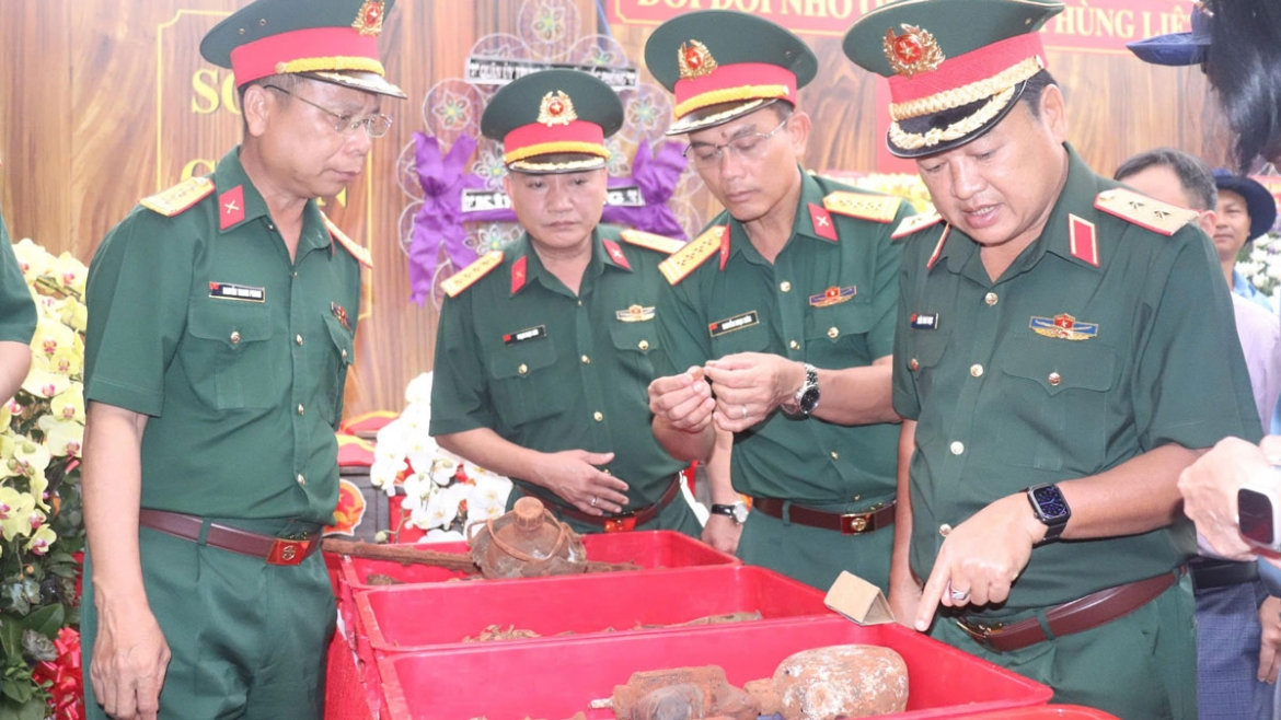 quan khu 7 khen thuong luc luong tim kiem, quy tap 26 hai cot liet si o Dong nai hinh anh 1