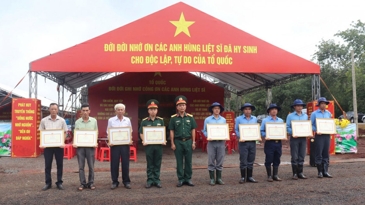 quan khu 7 khen thuong luc luong tim kiem, quy tap 26 hai cot liet si o Dong nai hinh anh 4