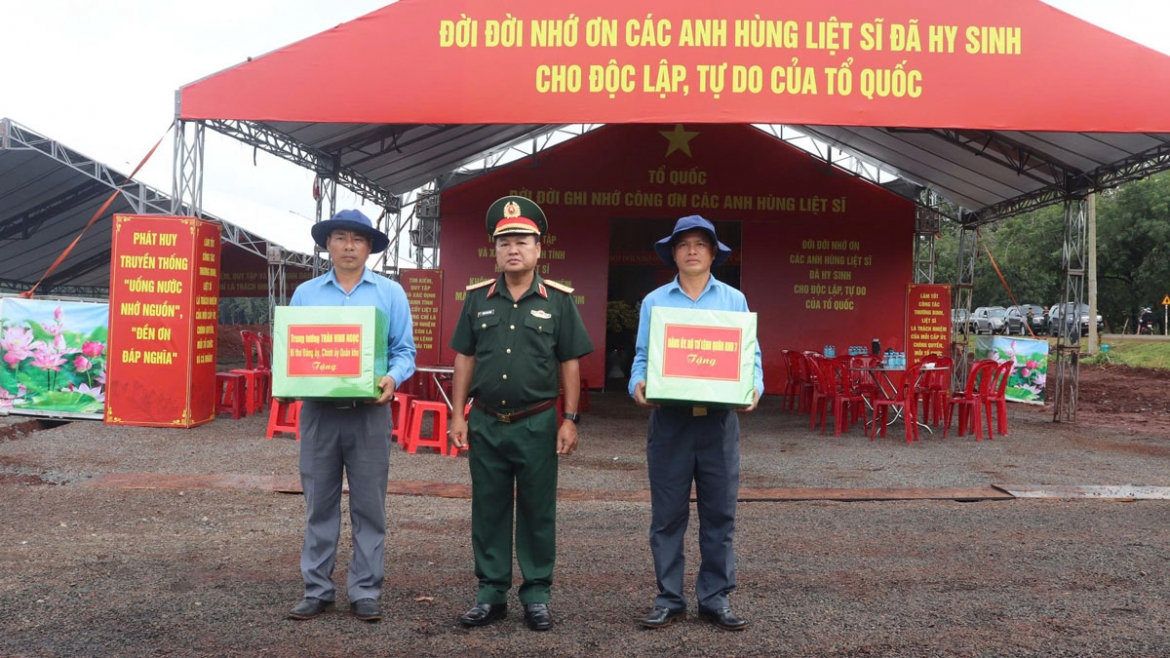 quan khu 7 khen thuong luc luong tim kiem, quy tap 26 hai cot liet si o Dong nai hinh anh 2