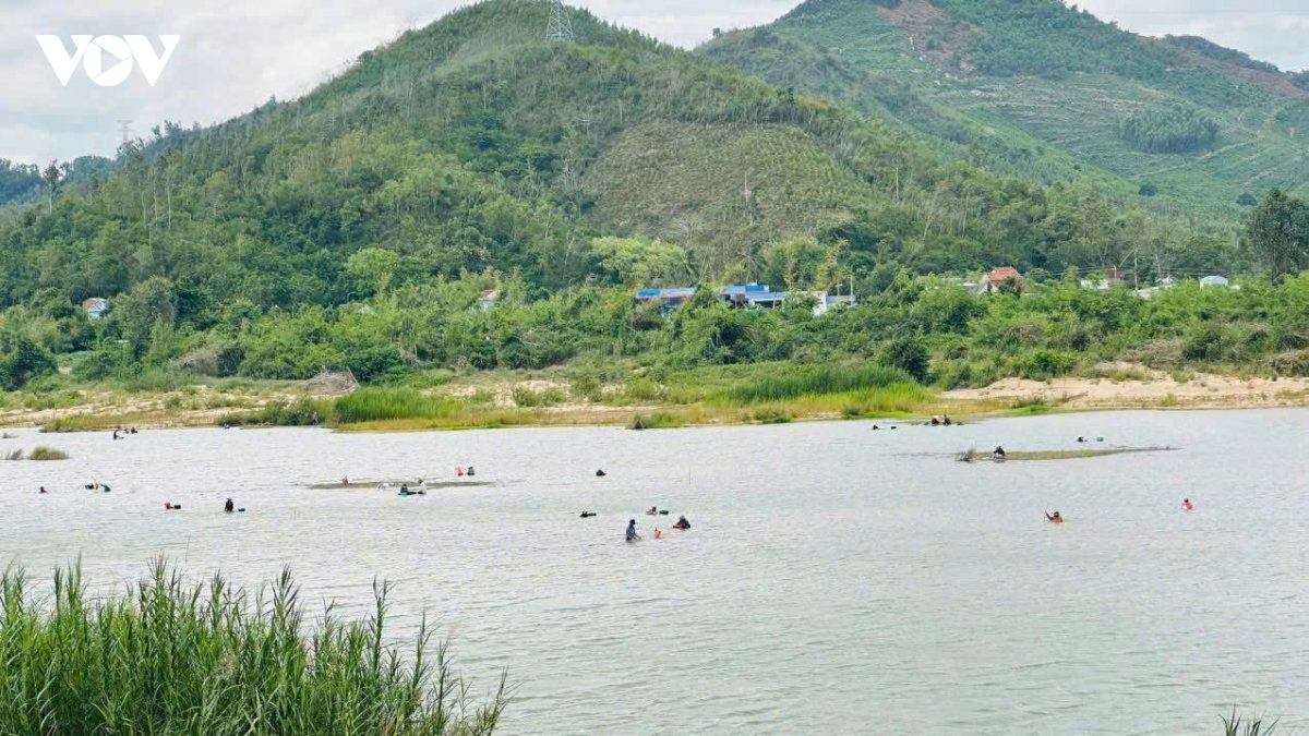 hai vo chong tu vong khi cuu chau bi duoi nuoc tren song ky lo hinh anh 2