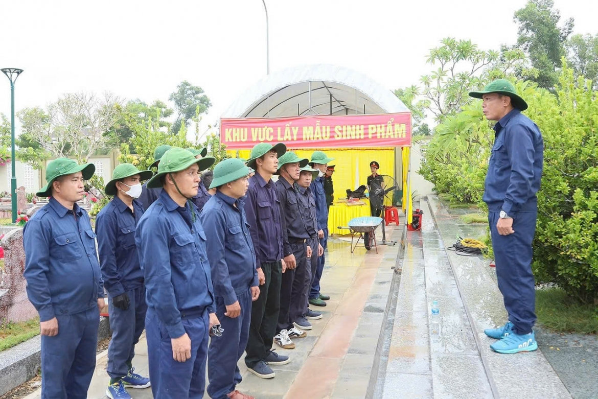 hà tĩnh khai quật, lấy mẫu adn tại 63 phần mộ liệt sĩ chưa xác định danh tính hình ảnh 5 ha tinh khai quat, lay mau adn tai 63 phan mo liet si chua xac dinh danh tinh hinh anh 5