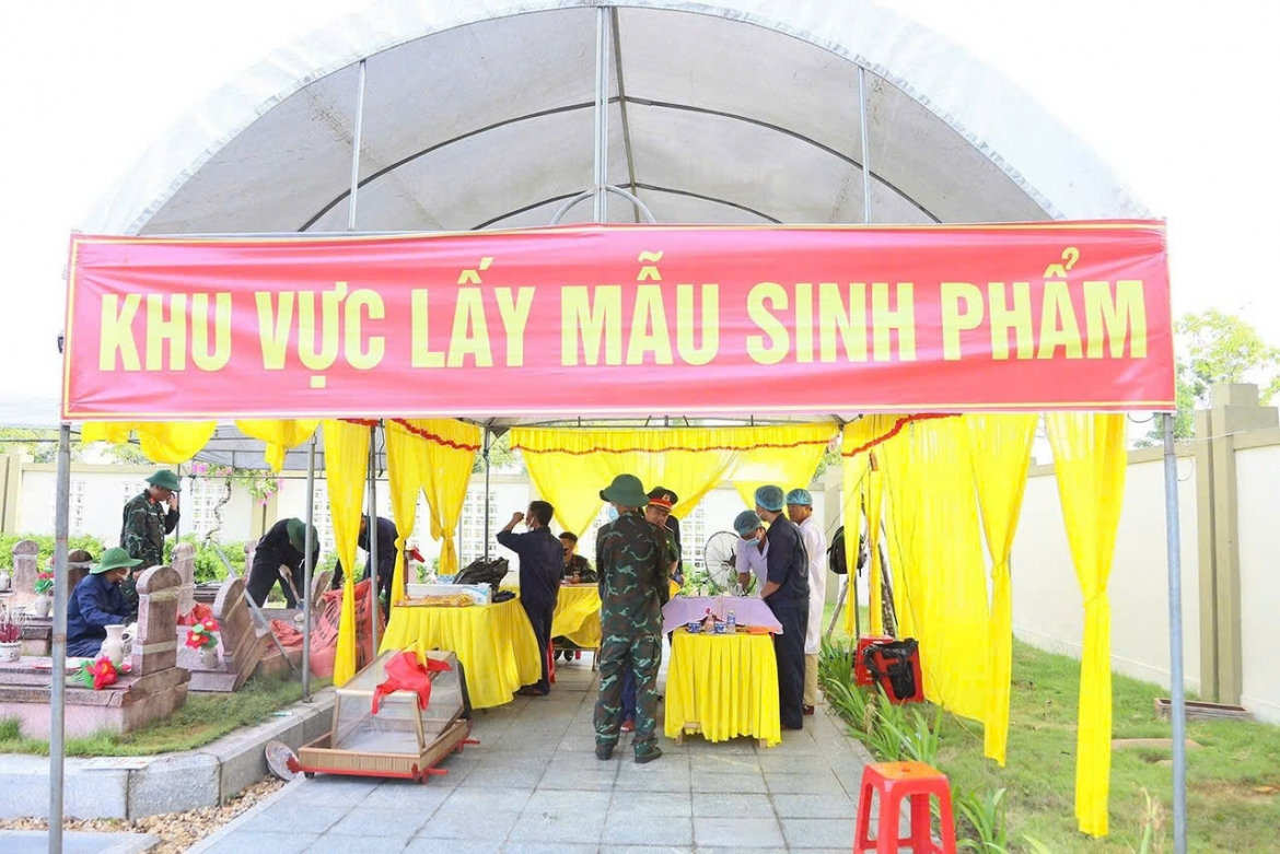 hà tĩnh khai quật, lấy mẫu adn tại 63 phần mộ liệt sĩ chưa xác định danh tính hình ảnh 6 ha tinh khai quat, lay mau adn tai 63 phan mo liet si chua xac dinh danh tinh hinh anh 6