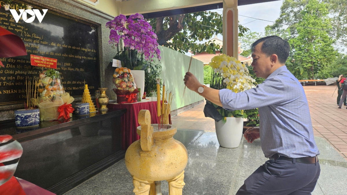 chuẩn bị di dời bia tưởng niệm mở rộng tìm kiếm tại công viên lê thị riêng hình ảnh 1 chuan bi di doi bia tuong niem mo rong tim kiem tai cong vien le thi rieng hinh anh 1
