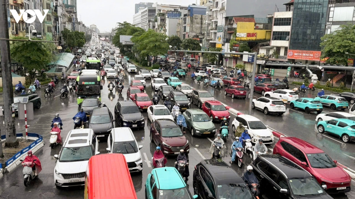 nhieu tuyen duong ha noi bi un tac do mua lon dung gio cao diem sang hinh anh 11