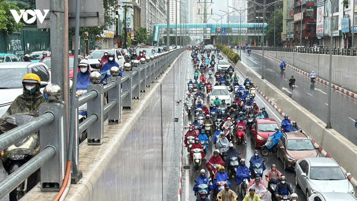 nhieu tuyen duong ha noi bi un tac do mua lon dung gio cao diem sang hinh anh 1